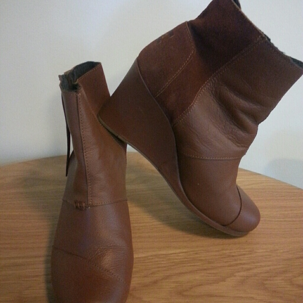 Tom's brown leather wedge booties